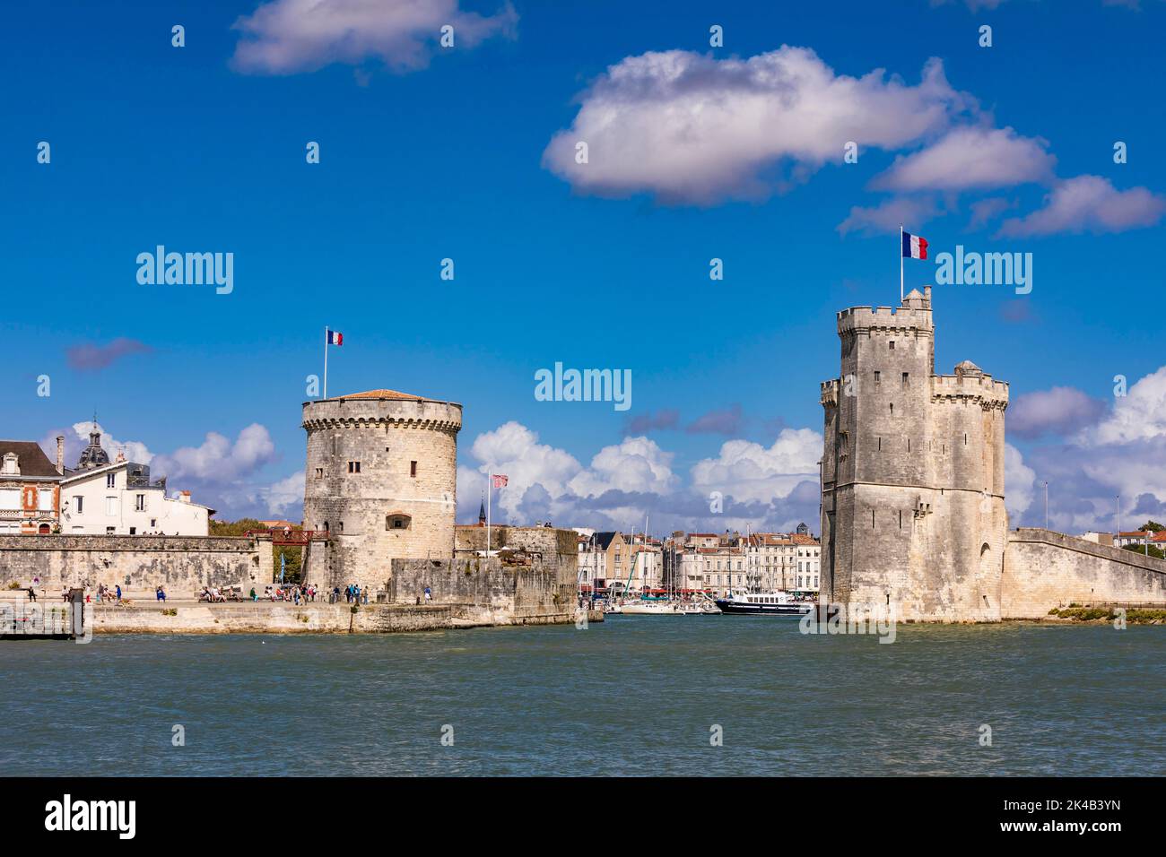 Stadtbild mit der Tour de la Chaine und Tour St. Nicolas, Alter Hafen, Altstadt, La Rochelle, Atlantikküste, Aquitaine, Neue Aquitaine, Frankreich Stockfoto
