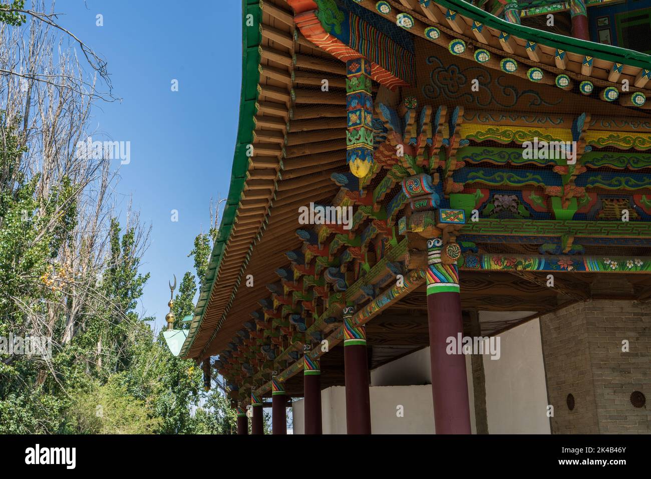 Farbenfrohe Holzfassade und Pagode der chinesischen Dungan-Uiguren-Moschee in Zharkent, Kasachstan Stockfoto