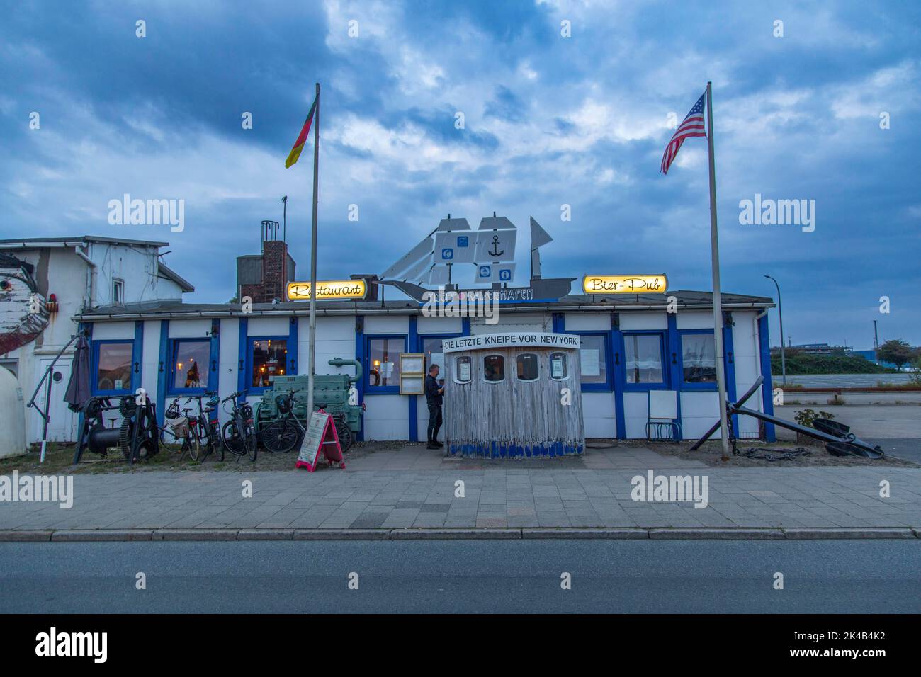 Die letzte Kneipe vor New York, Kultpub Treff Kaiserhafen, Ueberseehafen, Bremerhaven, Deutschland Stockfoto