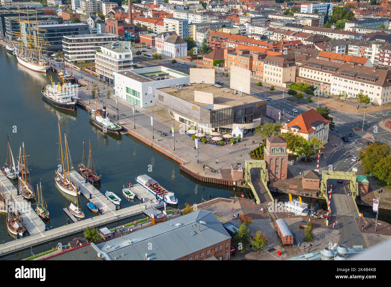 Wie eine Modelleisenbahn: Blick auf den neuen Hafen von der 86 Meter hohen  Aussichtsplattform des Atlantic Hotel Sail City, Havenwelten, Bremerhaven  Stockfotografie - Alamy