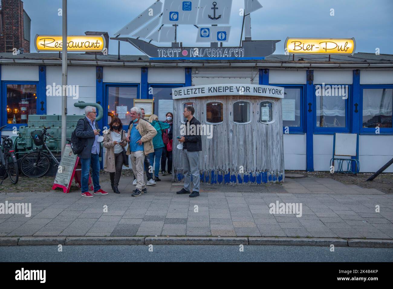 Die letzte Kneipe vor New York, Kultpub Treff Kaiserhafen, Ueberseehafen, Bremerhaven, Deutschland Stockfoto