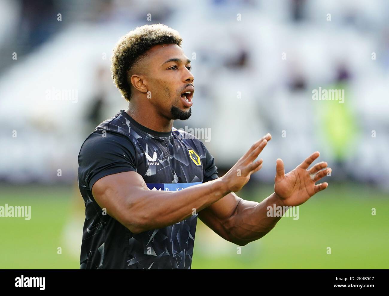Wolverhampton's Adama Traore macht sich vor dem Premier League-Spiel im Londoner Stadion warm. Bilddatum: Samstag, 1. Oktober 2022. Stockfoto