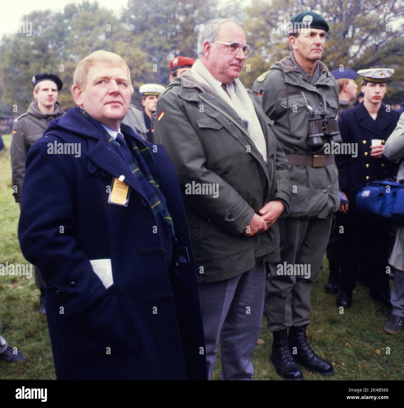 Wunstorf-Kanzler Helmut Kohl (M) mit Militärs und Friedhelm Ost (l) bei der NATO Honor ca. 1987-8 Stockfoto