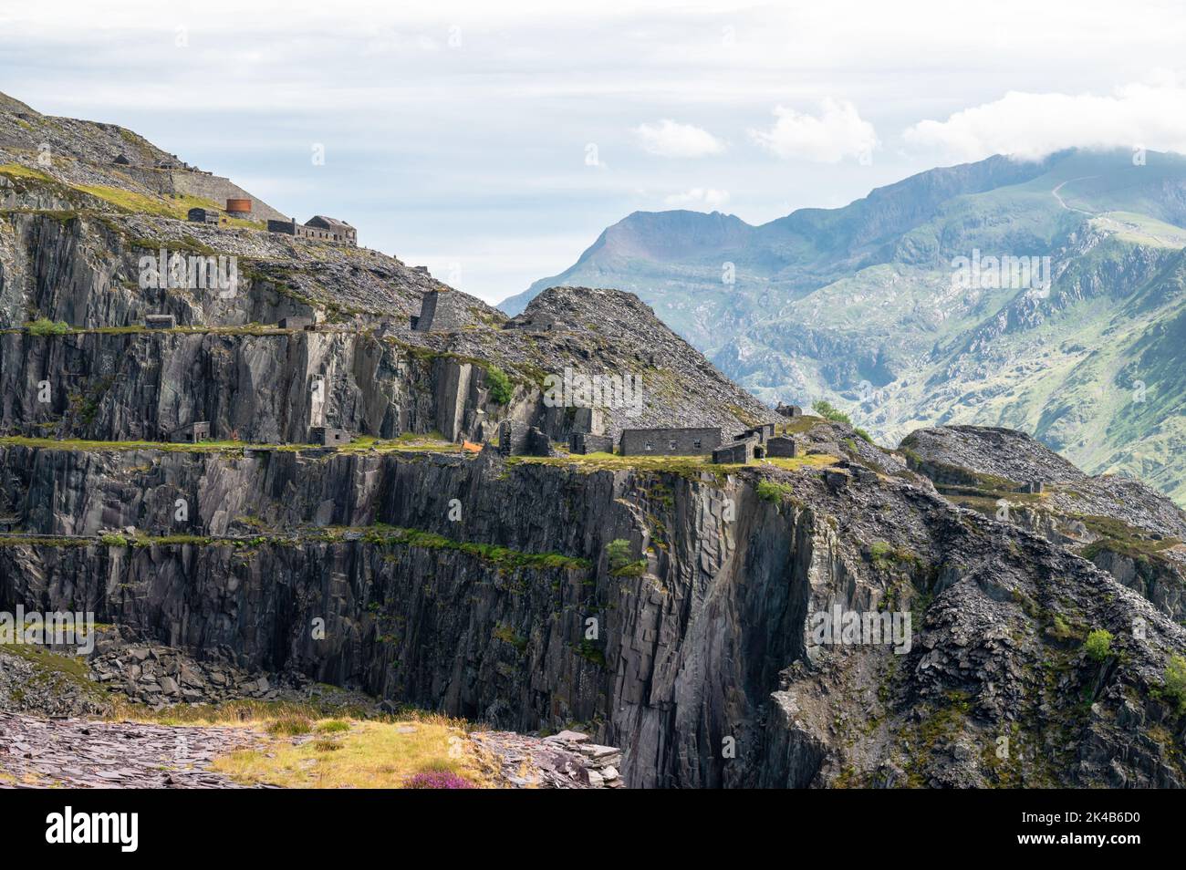 Dinorwic, Großbritannien, 12. Juli 2022: Der verlassene Schieferbruch in Dinorwic in den Bergen von Nordwales Stockfoto