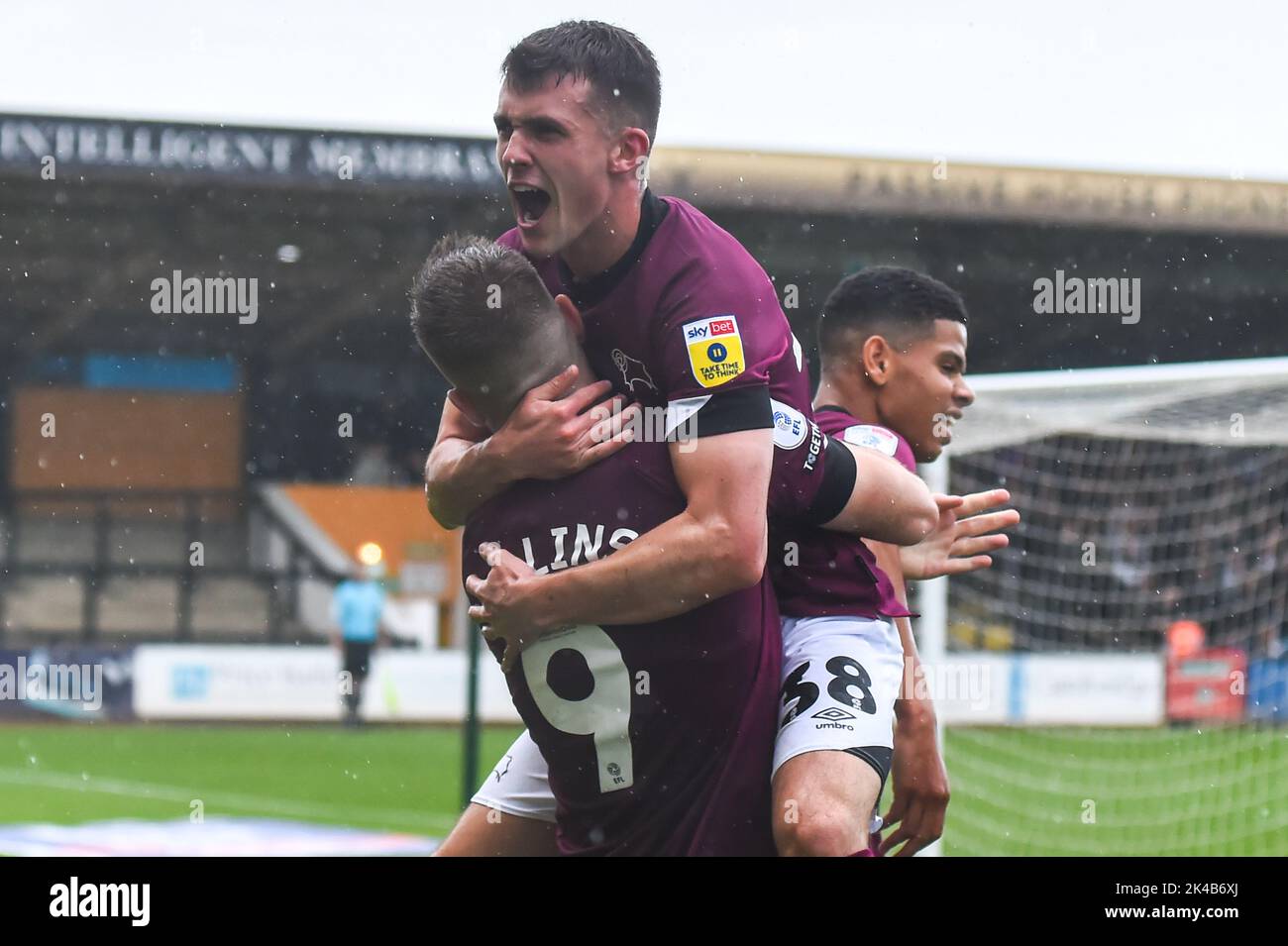 Cambridge, Großbritannien. 1.. Oktober 2022Jason Knight (38 Derby) feiert mit Torschütze James Collins (9 Derby) während des Spiels der Sky Bet League 1 zwischen Cambridge United und Derby County im R Costings Abbey Stadium, Cambridge am Samstag, 1.. Oktober 2022. (Kredit: Kevin Hodgson | MI News) Kredit: MI Nachrichten & Sport /Alamy Live News Stockfoto