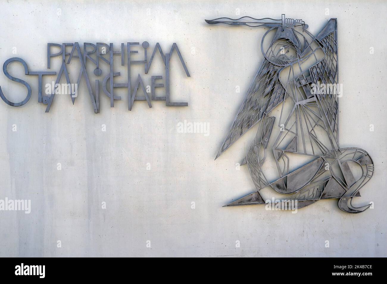 Schriftzug und Figur, moderne Kirche, St. Michael, Kempten, Allgäu, Bayern, Deutschland Stockfoto