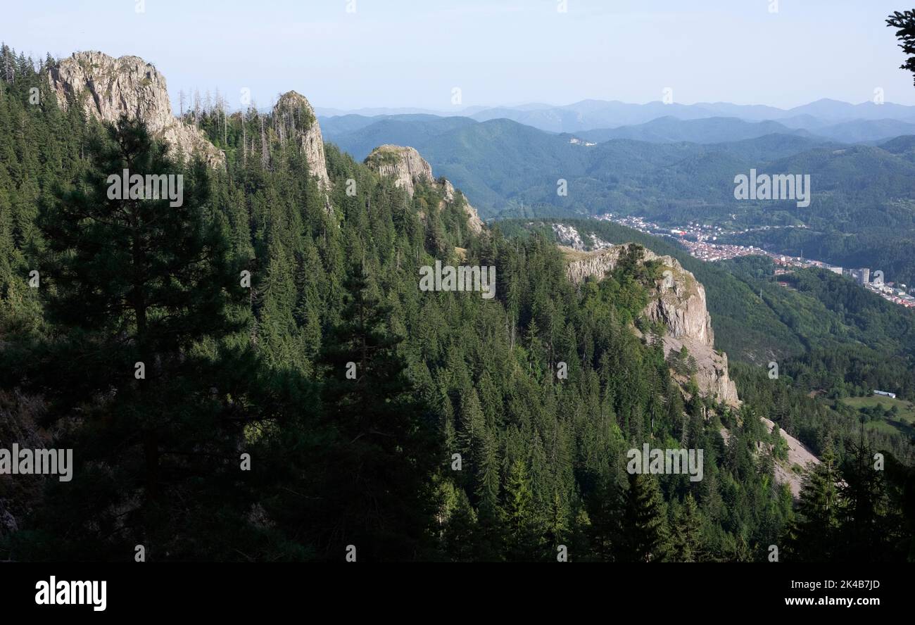 Wandern Sie in den Rhodopi-Bergen mit atemberaubender Aussicht, Bulgarien Stockfoto