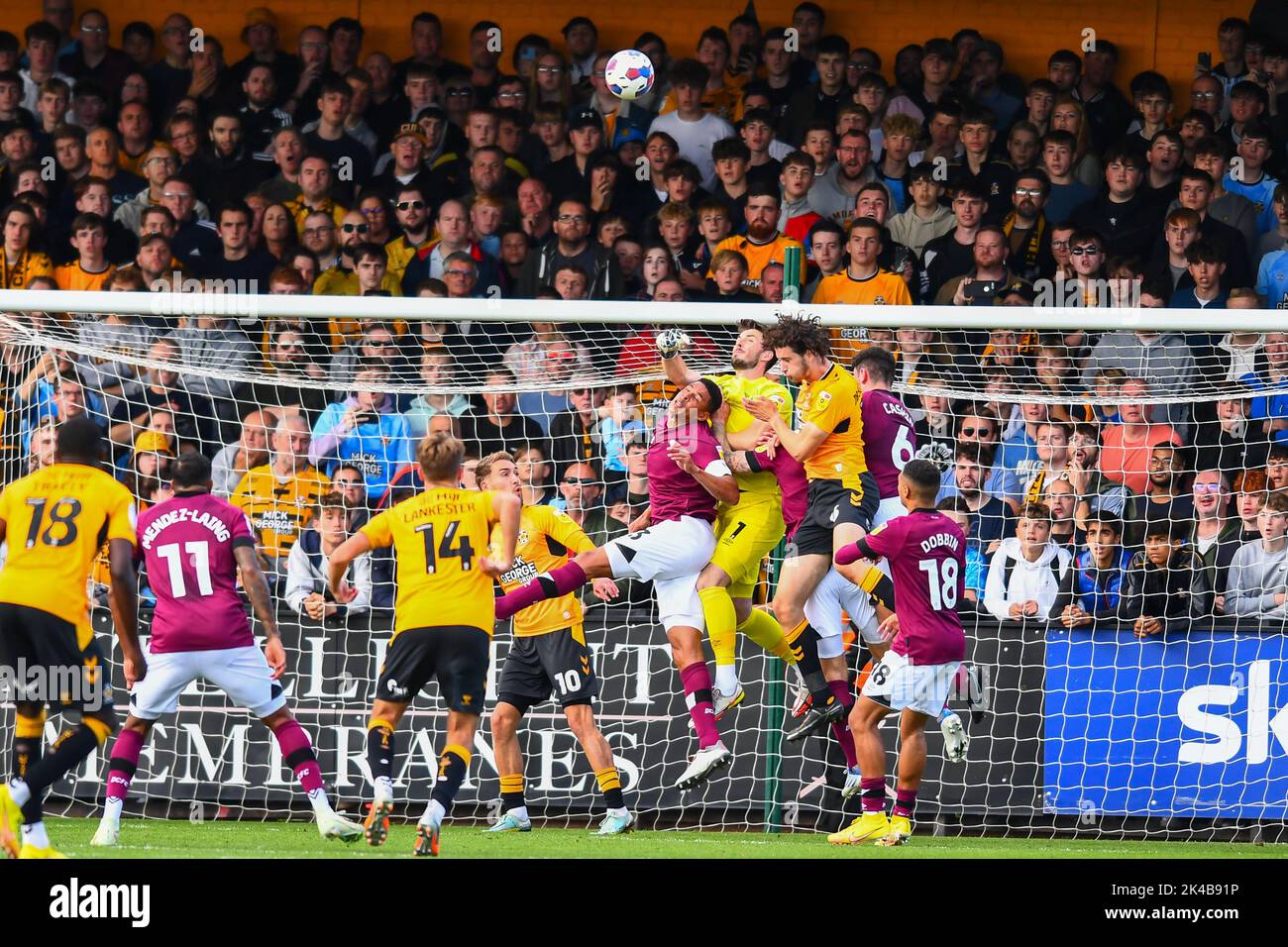 Cambridge, Großbritannien. 1.. Oktober 2022Zeno Ibesen Rossi (16 Cambridge United) fordert Torhüter Joe Wildsmith ( Derby) während des Sky Bet League 1-Spiels zwischen Cambridge United und Derby County im R Costings Abbey Stadium, Cambridge am Samstag, den 1.. Oktober 2022, heraus. (Kredit: Kevin Hodgson | MI News) Kredit: MI Nachrichten & Sport /Alamy Live News Stockfoto