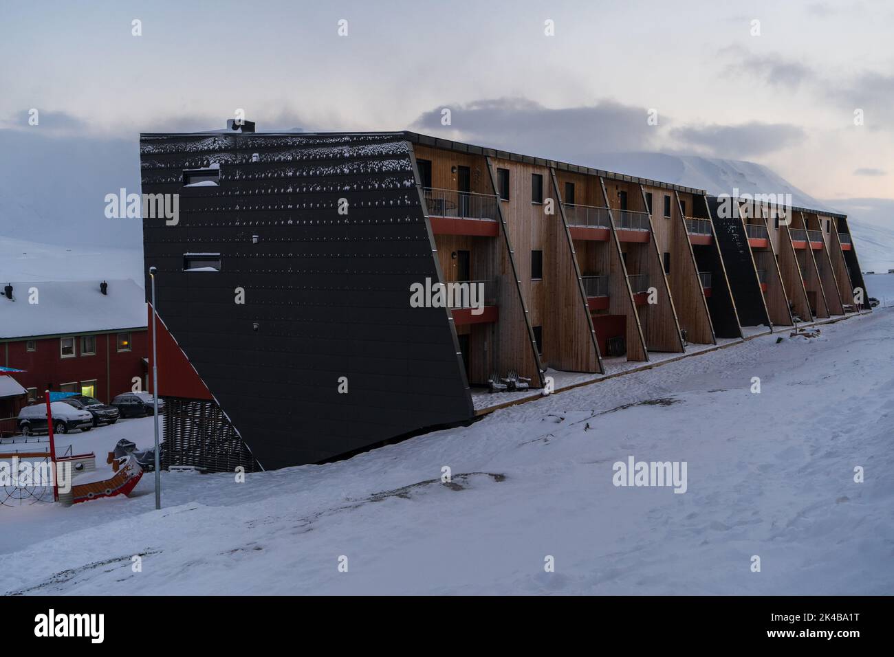 Wohngebäude auf Stelzen an einem kalten Wintertag in Longyearbyen, Svalbard Stockfoto