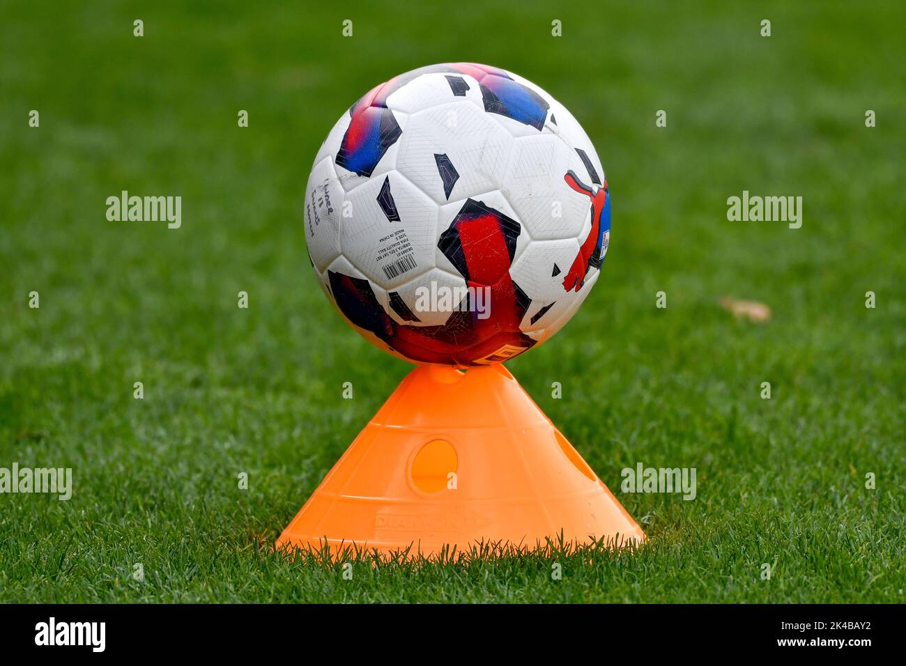 Swansea, Wales. 1. Oktober 2022. Ein PUMA-Fußballspiel auf einem orangefarbenen Trainingskegel während des Spiels der Professional Development League zwischen Swansea City unter 18 und Charlton Athletic unter 18 Jahren an der Swansea City Academy in Swansea, Wales, Großbritannien am 1. Oktober 2022. Quelle: Duncan Thomas/Majestic Media. Kredit: Majestic Media Ltd/Alamy Live Nachrichten Stockfoto