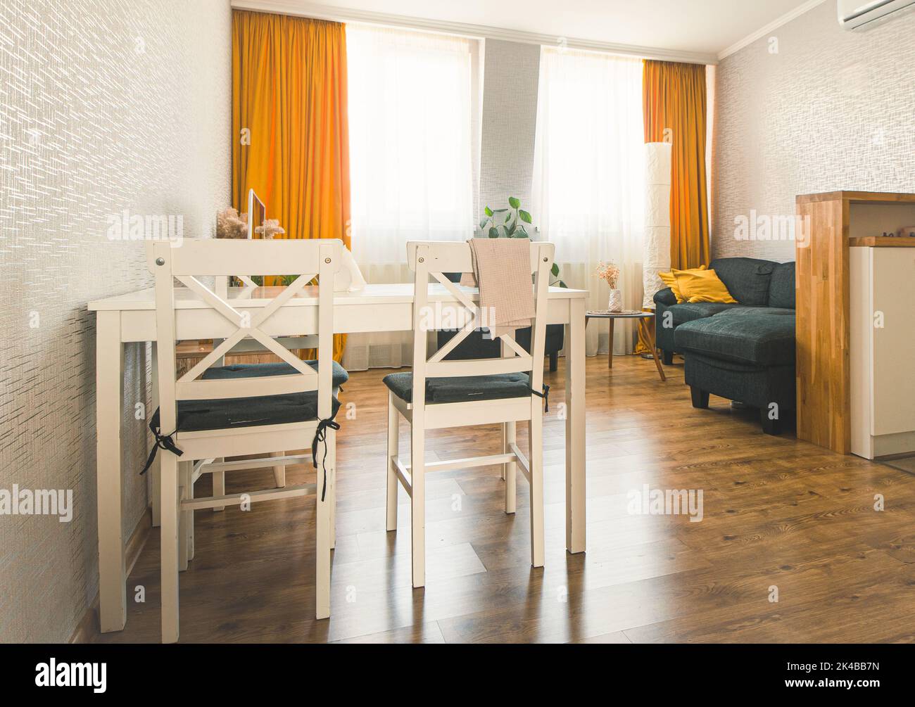 Gemütliche Studio-Apartment-Küche mit Sofa-Tisch und hellen Innenraum Herbst Farbpalette Stockfoto