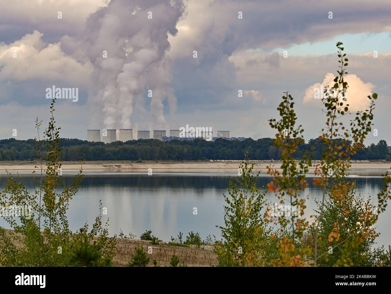 29. September 2022, Brandenburg, Cottbus: Blick über die Wasseroberfläche der zukünftigen Cottbuser Ostsee, die im ehemaligen Tagebau Cottbus-Nord entsteht, mit den dampfenden Kühltürmen des Braunkohlekraftwerks Jänschwalde im Hintergrund. Hier soll in wenigen Jahren der zukünftige Cottbus East Lake entstehen. Mitte April 2019 begann die Überschwemmung der ehemaligen Tagebaumine Cottbus-Nord. Das Energieunternehmen Lausitz Energie Bergbau AG (LEAG) lässt für das Hochwasser Wasser aus der Spree über den Hammergraben in den Tagebau fließen. Für Anwohner, Stockfoto