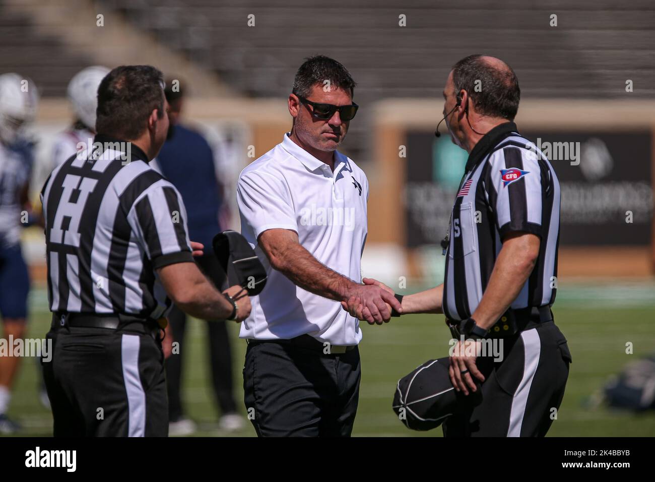 01. Oktober 2022: North Texas Mean Green Head Coach Seth Littrell schüttelt vor dem NCAA-Fußballspiel zwischen den Eulen der Florida Atlantic University und der University of North Texas Mean Green im Apogee Stadium in Denton, {State/Province}, die Hände mit den Beamten. Ron Lane/CSM Stockfoto