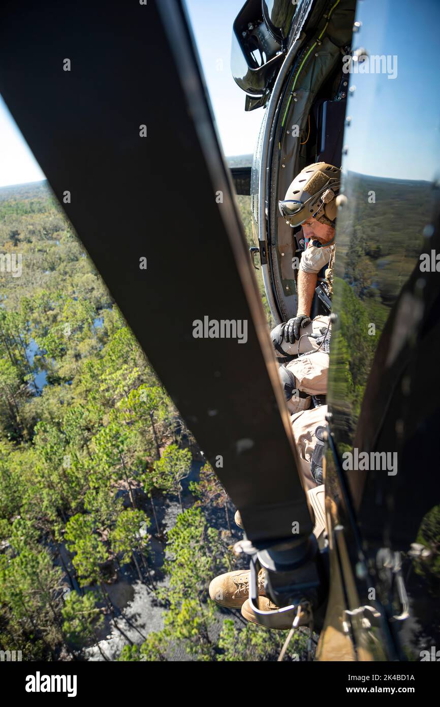 Air and Marine Operations Luftbesatzungen reagieren auf die betroffenen Gebiete entlang der Küste Floridas, nachdem der Sturmkanfall Ian, 30. September 2022, einstürzt wurde. Die Besatzungen sind mit einem Hebezeug ausgestattet, um allen zu helfen, die eine Notabsaugung benötigen. Foto von Ozzy Trevino Stockfoto
