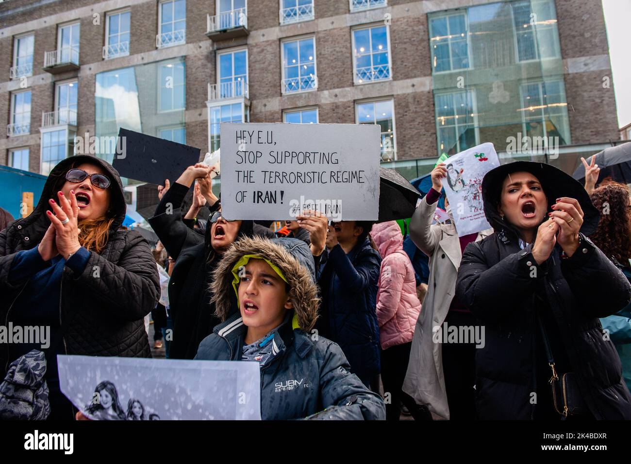 Iranische Demonstranten in schwarzer Kleidung werden während der Demonstration den Namen Mahsa Amini rufen Menschen im Iran und im Ausland haben am Samstag weltweite Proteste gegen die Islamische Republik geplant, nachdem zwei Wochen lang Kundgebungen durch den Tod von Mahsa Amini ausgelöst wurden. Hunderte von Iranern versammelten sich im Zentrum der niederländischen Stadt Eindhoven, um die Stimme des iranischen Volkes zu erheben und Gerechtigkeit für die systematischen Verbrechen und Gewalt zu fordern, die von den Behörden des islamischen Regimes gegen die Iraner begangen wurden. Mehrere iranische Frauen und ein Mann schnitten sich in der Öffentlichkeit als Poigna die Haare ab Stockfoto