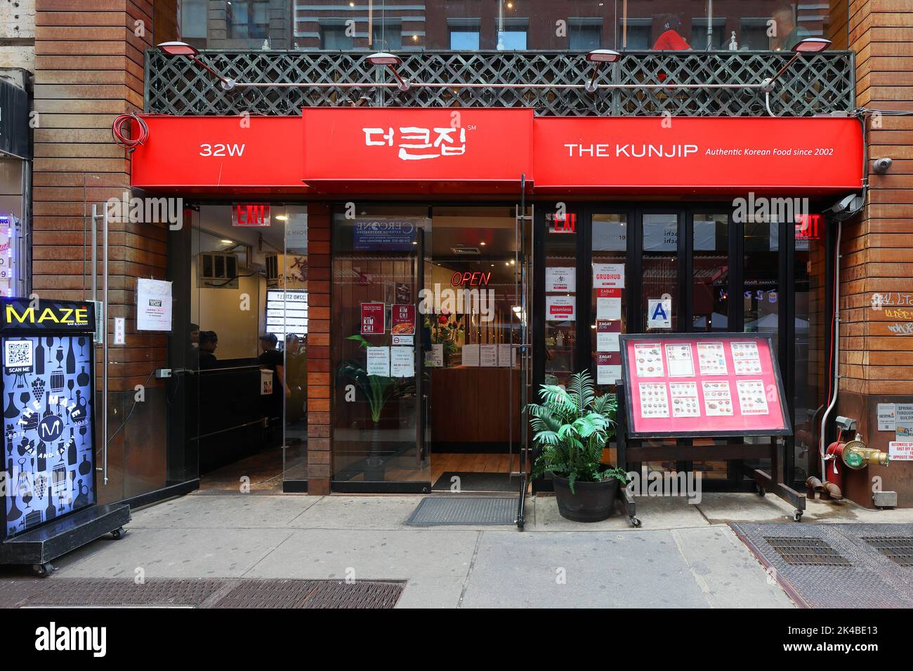 The Kunjip 더큰집, 32 W 32. St, New York, NYC Schaufenster Foto eines koreanischen BBQ-Restaurants in der Koreatown-Gegend von Midtown Manhattan. Stockfoto