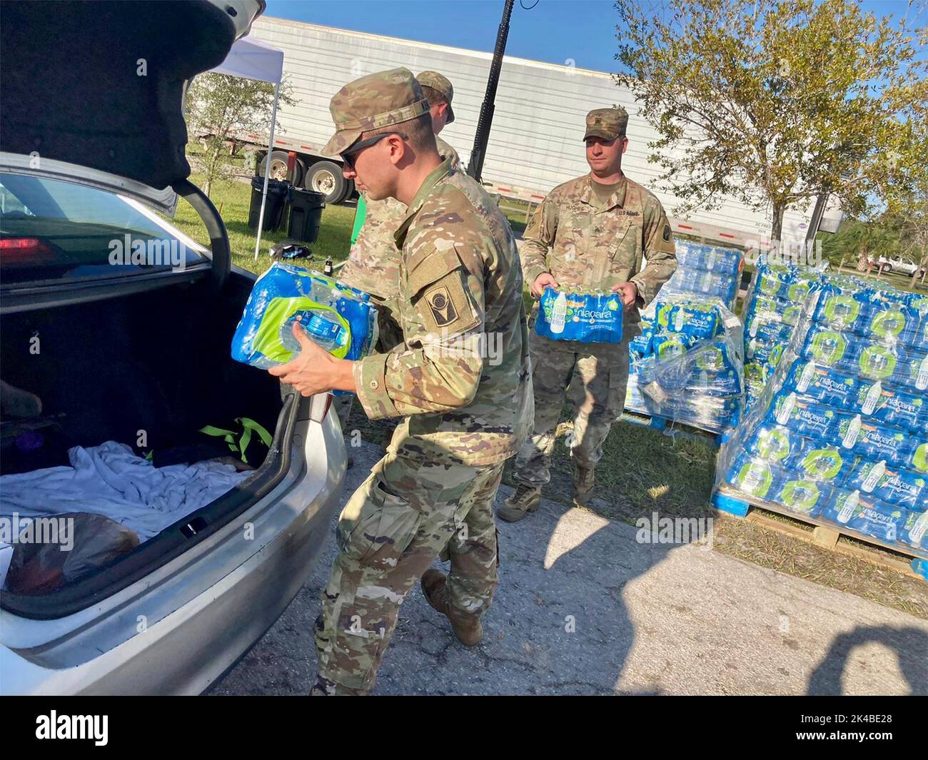 Fort Myers, Usa. 01. Oktober 2022. Soldaten der US-Armee mit dem 1-124.-Bataillon laden nach dem katastrophalen Hurrikane Ian am Flea Market Fun Verteilungspunkt am 1. Oktober 2022 in Fort Myers, Florida, Wasserflaschen in ein Fahrzeug. Kredit: 1. Sgt. Rachel Cabanting/National Guard Foto/Alamy Live News Stockfoto