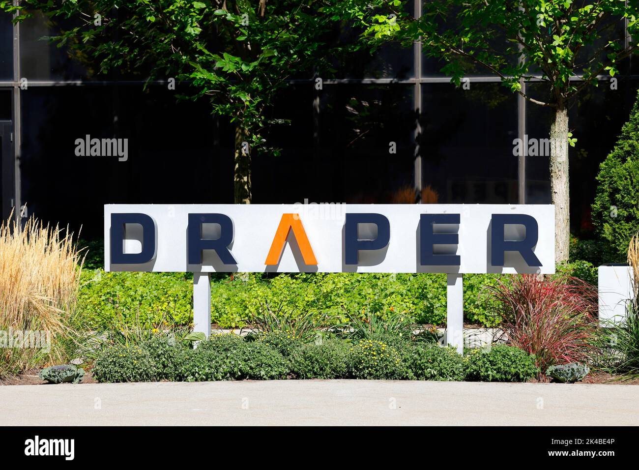 Logo und Beschilderung für Draper Laboratory am Hauptsitz von 555 Technology Square in Cambridge, Massachusetts. Stockfoto