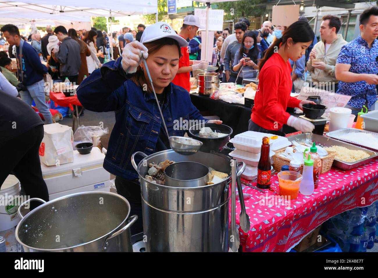 Ein Koch von Bakso Super Philly bereitet auf dem New York Indonesian Food Festival am 24. September 2022 in New York eine Schüssel mit Bakso, indonesischem Fleischbällchen, zu. Stockfoto