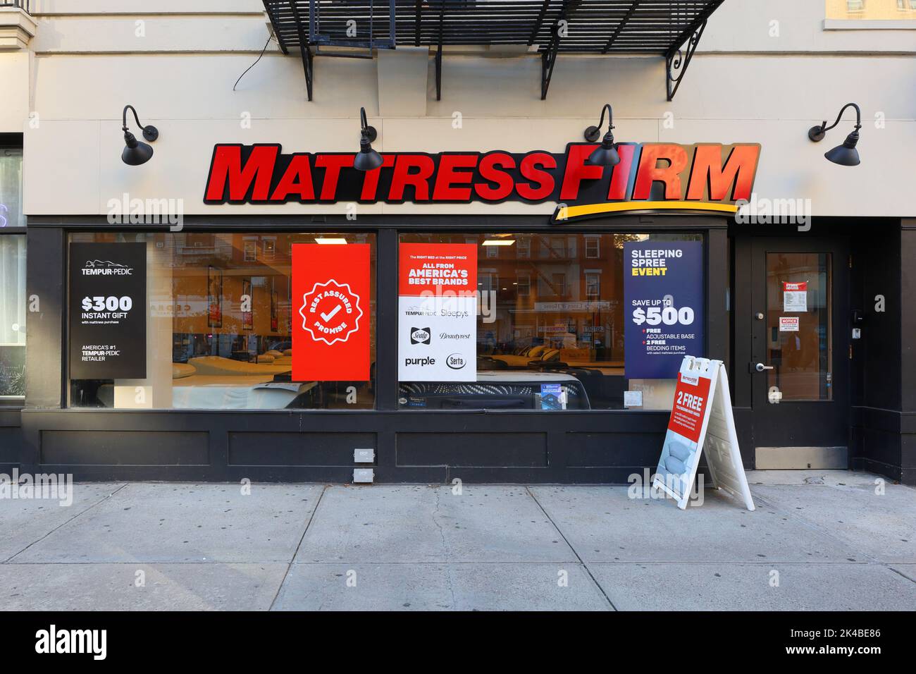 Mattress Firm, 2273 Broadway, New York, NYC Schaufenster Foto eines Matratzenladens in Manhattans Upper West Side Nachbarschaft. Stockfoto