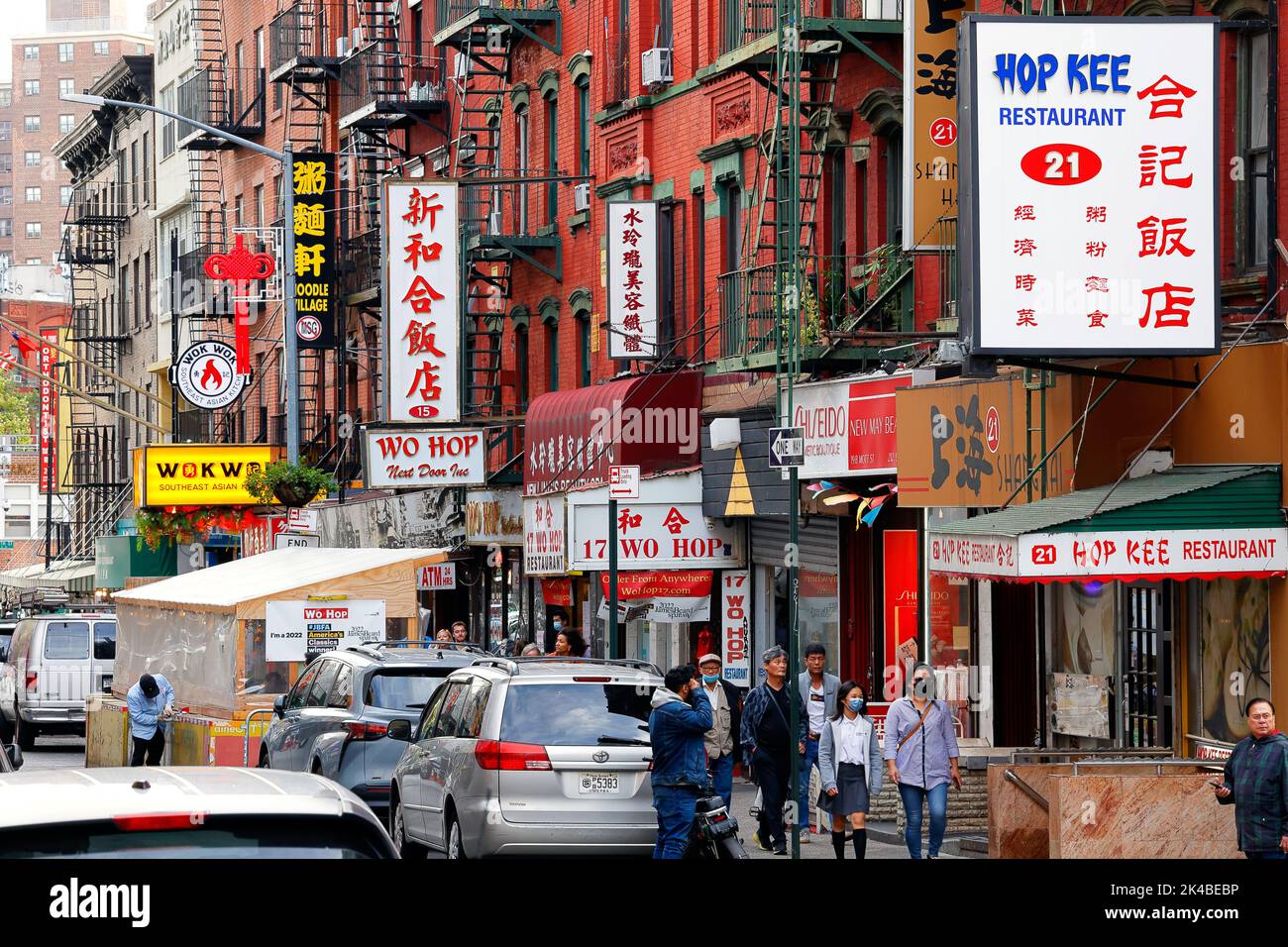 Restaurants und Beschilderung an der Mott Street in Manhattan Chinatown, New York. 華埠, 紐約, 唐人街 Stockfoto
