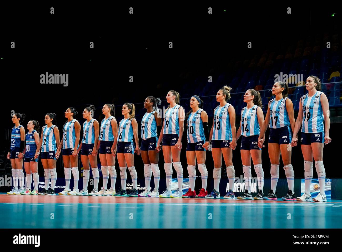 ARNHEM, NIEDERLANDE - SEPTEMBER 25: Tatiana Soledad Rizzo aus Argentinien, Maria Agostina Pelozo aus Argentinien, Sabrina Soledad Germanier aus Argentinien, Paula Yamila Nizetich aus Argentinien, Daniela Bulaich aus Argentinien, Candela Sol Salinas aus Argentinien, Lucia Verdier aus Argentinien, Erika Mercado aus Argentinien, Bianca Cugno aus Argentinien, Emilce Sosa aus Argentinien, Bianca Farriol aus Argentinien, Victoria Mayer aus Argentinien, Candelaria Lucia Herrera aus Argentinien und Brenda Graff aus Argentinien stehen während des Pool-D-Phase-1-Spiels zwischen China und Argentinien am 3. Tag der FIVB voll für die Nationalhymne an Stockfoto