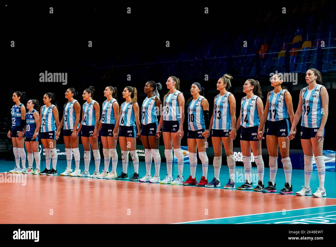 ARNHEM, NIEDERLANDE - SEPTEMBER 25: Tatiana Soledad Rizzo aus Argentinien, Maria Agostina Pelozo aus Argentinien, Sabrina Soledad Germanier aus Argentinien, Paula Yamila Nizetich aus Argentinien, Daniela Bulaich aus Argentinien, Candela Sol Salinas aus Argentinien, Lucia Verdier aus Argentinien, Erika Mercado aus Argentinien, Bianca Cugno aus Argentinien, Emilce Sosa aus Argentinien, Bianca Farriol aus Argentinien, Victoria Mayer aus Argentinien, Candelaria Lucia Herrera aus Argentinien und Brenda Graff aus Argentinien stehen während des Pool-D-Phase-1-Spiels zwischen China und Argentinien am 3. Tag der FIVB voll für die Nationalhymne an Stockfoto
