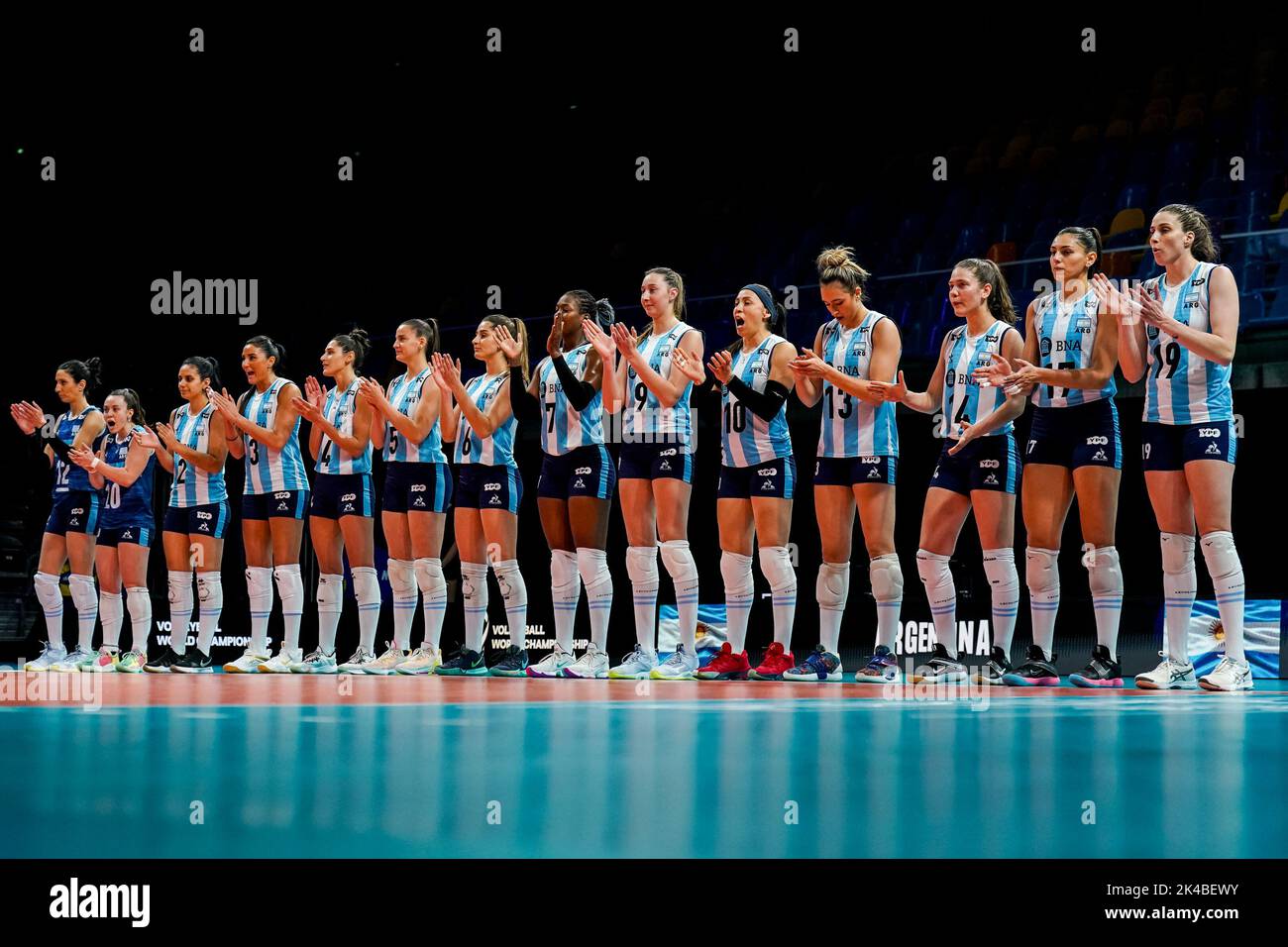 ARNHEM, NIEDERLANDE - SEPTEMBER 25: Tatiana Soledad Rizzo aus Argentinien, Maria Agostina Pelozo aus Argentinien, Sabrina Soledad Germanier aus Argentinien, Paula Yamila Nizetich aus Argentinien, Daniela Bulaich aus Argentinien, Candela Sol Salinas aus Argentinien, Lucia Verdier aus Argentinien, Erika Mercado aus Argentinien, Bianca Cugno aus Argentinien, Emilce Sosa aus Argentinien, Bianca Farriol aus Argentinien, Victoria Mayer aus Argentinien, Candelaria Lucia Herrera aus Argentinien und Brenda Graff aus Argentinien stehen während des Pool-D-Phase-1-Spiels zwischen China und Argentinien am 3. Tag der FIVB voll für die Nationalhymne an Stockfoto