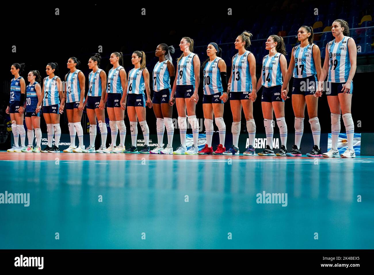 ARNHEM, NIEDERLANDE - SEPTEMBER 25: Tatiana Soledad Rizzo aus Argentinien, Maria Agostina Pelozo aus Argentinien, Sabrina Soledad Germanier aus Argentinien, Paula Yamila Nizetich aus Argentinien, Daniela Bulaich aus Argentinien, Candela Sol Salinas aus Argentinien, Lucia Verdier aus Argentinien, Erika Mercado aus Argentinien, Bianca Cugno aus Argentinien, Emilce Sosa aus Argentinien, Bianca Farriol aus Argentinien, Victoria Mayer aus Argentinien, Candelaria Lucia Herrera aus Argentinien und Brenda Graff aus Argentinien stehen während des Pool-D-Phase-1-Spiels zwischen China und Argentinien am 3. Tag der FIVB voll für die Nationalhymne an Stockfoto