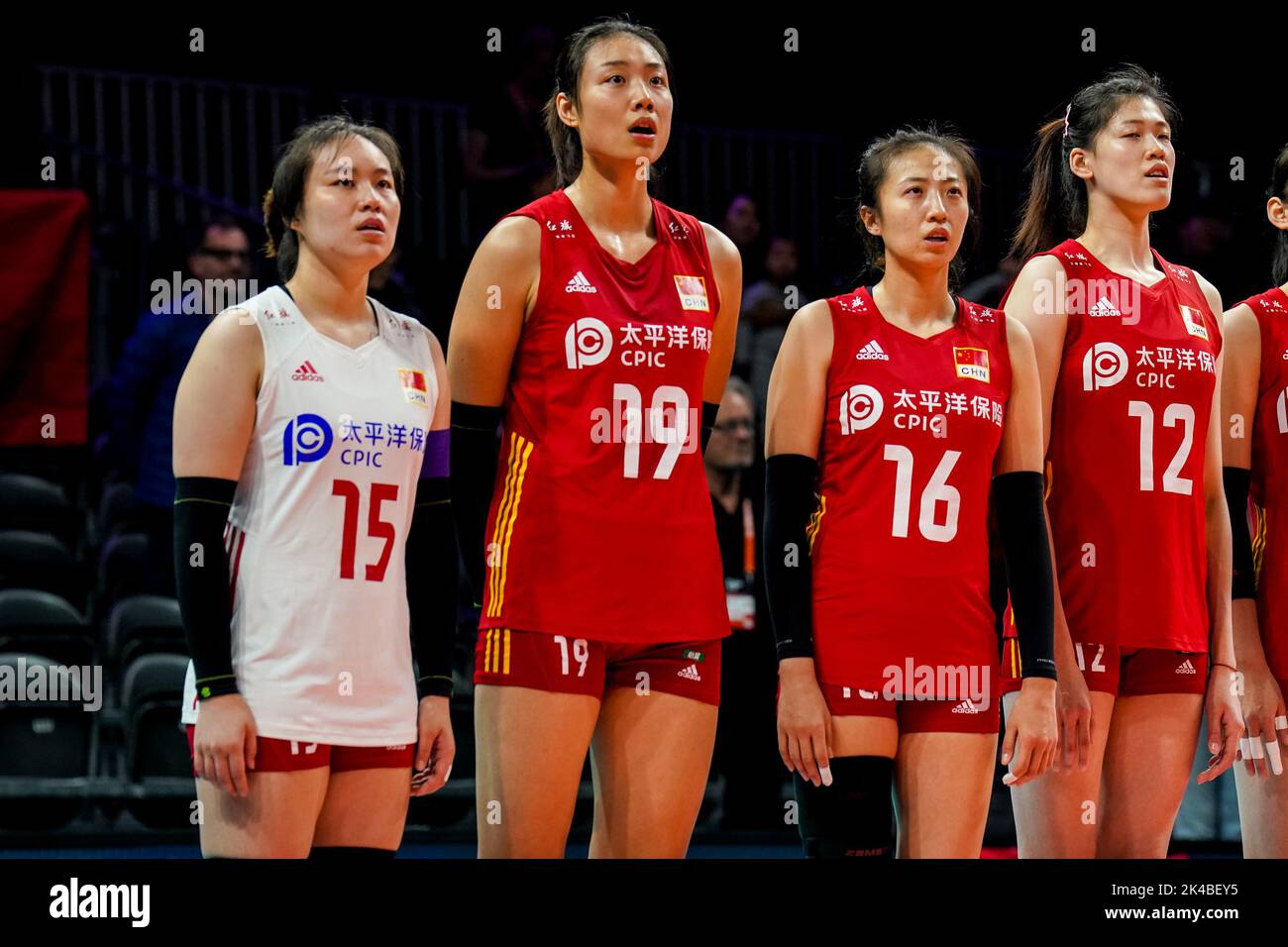 ARNHEM, NIEDERLANDE - SEPTEMBER 25: Weiyi Wang aus China, Peiyan Chen aus China, Xia Ding aus China und Yingying Li aus China stellen sich am 25. September 2022 in Arnhem, Niederlande, für die Nationalhymne beim Spiel der Phase 1 von Pool D zwischen China und Argentinien am 3. Tag der Volleyball-Weltmeisterschaft der Frauen 2022 beim Gelredome an (Foto von Rene Nijhuis/Orange Picturs) Stockfoto