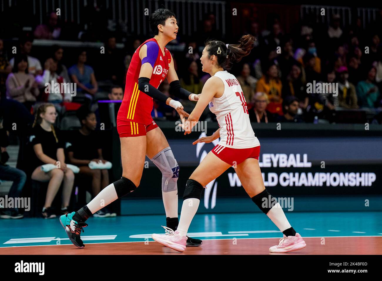 ARNHEM, NIEDERLANDE – SEPTEMBER 25: Xinyue Yuan aus China und Mengjie Wang aus China während des Pool-D-Phase-1-Spiels zwischen China und Argentinien am 3. Tag der FIVB-Volleyball-Frauen-Weltmeisterschaft 2022 beim Gelredome am 25. September 2022 in Arnhem, Niederlande (Foto: Rene Nijhuis/Orange Pictions) Stockfoto