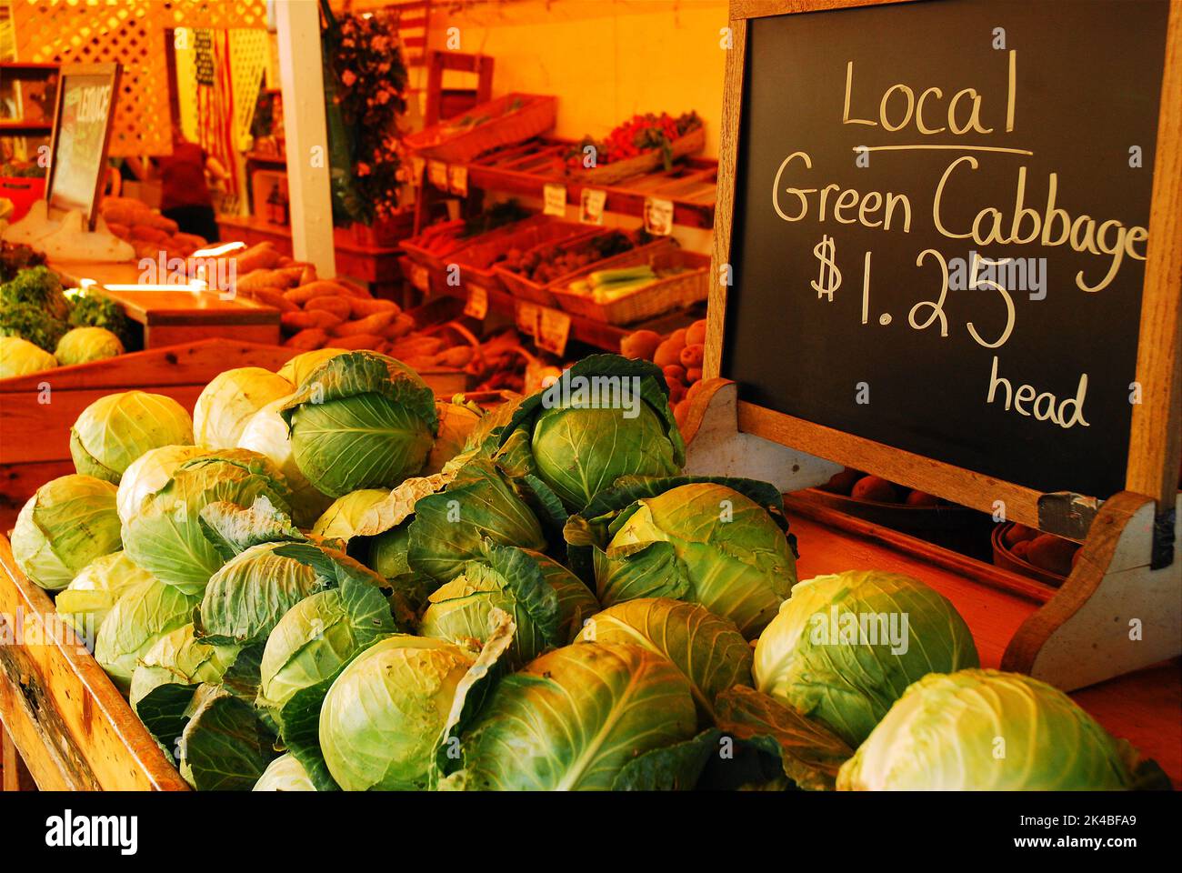 Ein Bauernmarkt verkauft lokal angebautes Bio-Gemüse und -Produkte an einem Farmstand am Straßenrand auf Southampton, Long Island Stockfoto