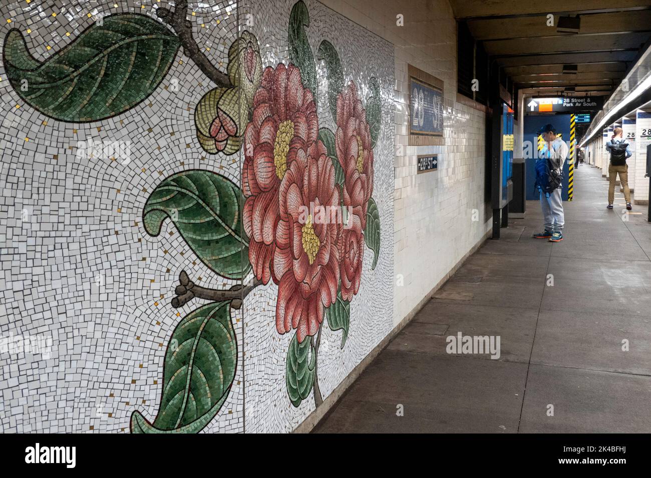 Die sechs Bahnhaltestelle an der 28. St. in der Nähe des Madison Square Parks zeigt eine lebendige Mosaikdarstellung mit Blumen, die in diesem Park, 2022, New York City, USA, zu finden sind Stockfoto
