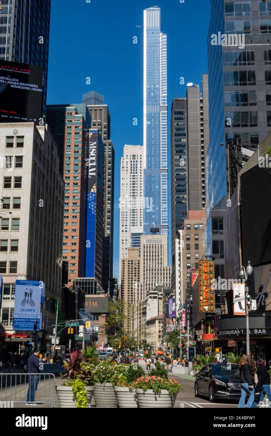 Central Park Tower vom Times Square aus gesehen, der nach Norden auf dem Broadway, 2022, New York City, USA, blickt Stockfoto