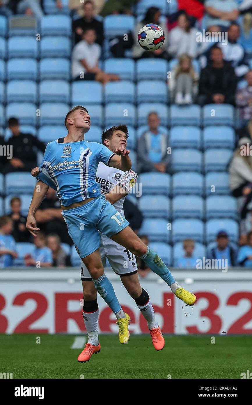 Coventry, Großbritannien. 01. Oktober 2022. Viktor Gyökeres #17 von Coventry City und Paddy McNair #17 von Middlesbrough kämpfen während des Sky Bet Championship-Spiels um den Ball Coventry City gegen Middlesbrough in der Coventry Building Society Arena, Coventry, Großbritannien, 1.. Oktober 2022 (Foto von Gareth Evans/News Images) in Coventry, Großbritannien am 10/1/2022. (Foto von Gareth Evans/News Images/Sipa USA) Quelle: SIPA USA/Alamy Live News Stockfoto