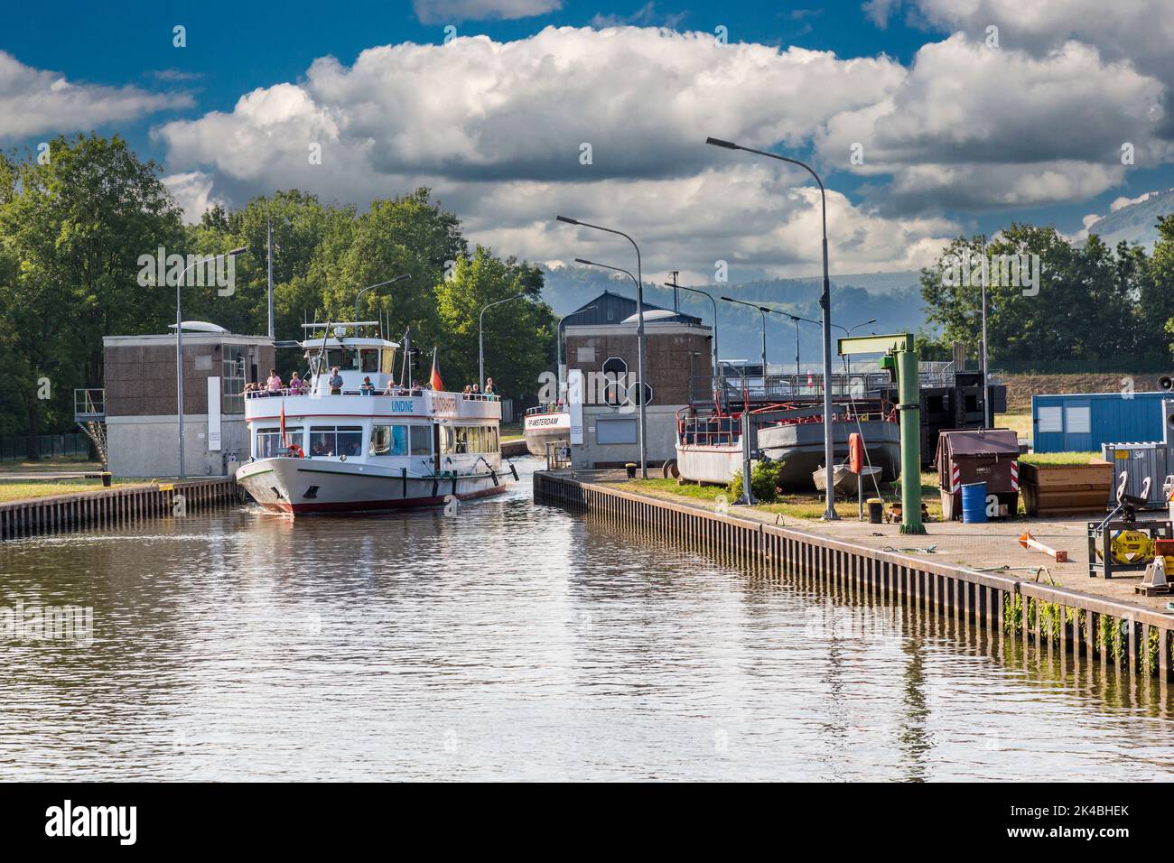 Deutschland. Eine touristische Boot Verlassen eines Mosel Lock in der Nähe von Mehring. Stockfoto