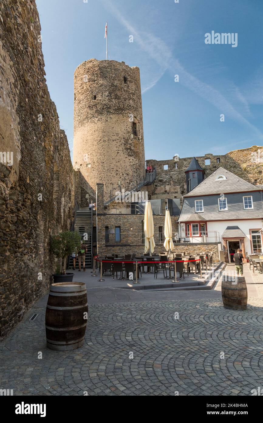 Bernkastel, Deutschland. Burg Landshut, 13. Jahrhunderts. Innenhof, Restaurant Eingang auf der rechten Seite. Stockfoto