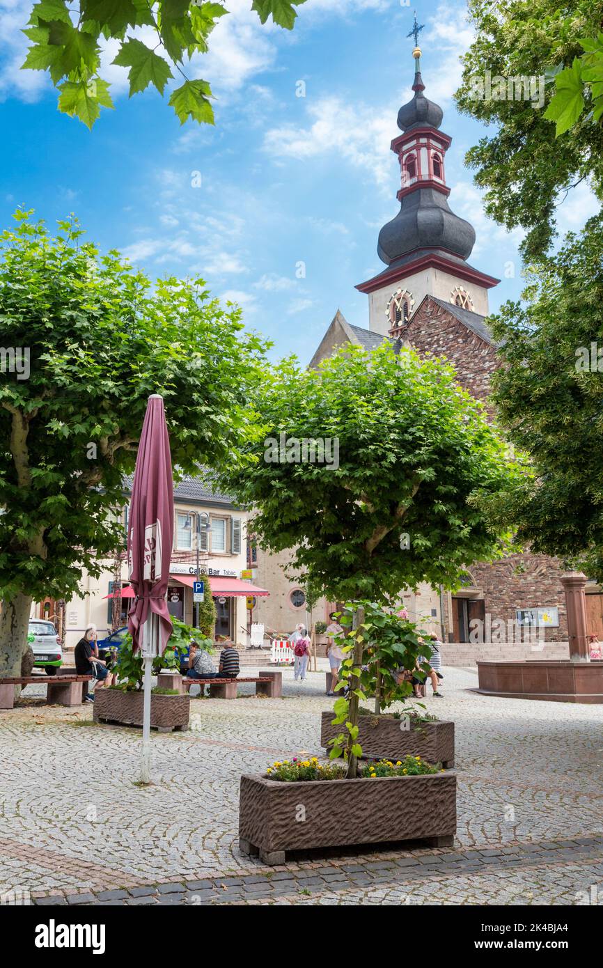 Rüdesheim, Hessen, Deutschland. Marktplatz, St. Jacobus Katholische Kirche im Hintergrund. Stockfoto