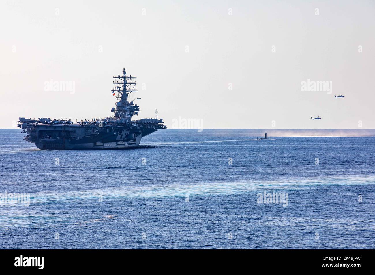 GEWÄSSER ÖSTLICH DER KOREANISCHEN HALBINSEL (SEPT 30, 2022) USS Ronald Reagan (CVN 76), USS Chancellorsville (CG 62), USS Benfold (DDG 65), Republic of Korea (ROK) ROKS Munmu the Great (DDH 976), Und die japanische maritime Selbstverteidigungskraft JS Asahi (DD-119), die in Gewässern östlich der koreanischen Halbinsel Dampf in Formation aufnahm, Sept. 30. Chancellorsville, das als Teil der Carrier Strike Group (CSG) 5 tätig ist, führt eine dreilaterale Anti-U-Boot-Kriegsübung mit der japanischen Maritime Self-Defense Force und der ROK Navy durch. Die Operationen zwischen dem Reaganstreik Stockfoto