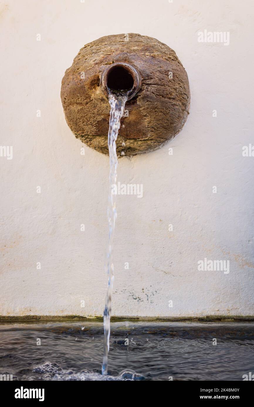 Wasser fließt aus dem Brunnen Chafariz do Kaquende in Sabará, Minas Gerais, Brasilien. Stockfoto