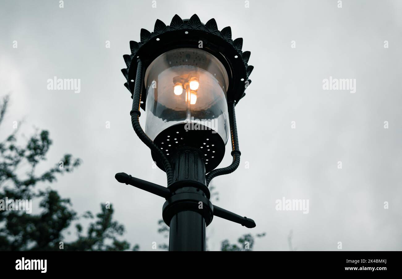 Eine Low-Angle-Aufnahme des schönen schwarzen Straßenlaternen-Stabs in der Innenstadt von Bellevue Stockfoto