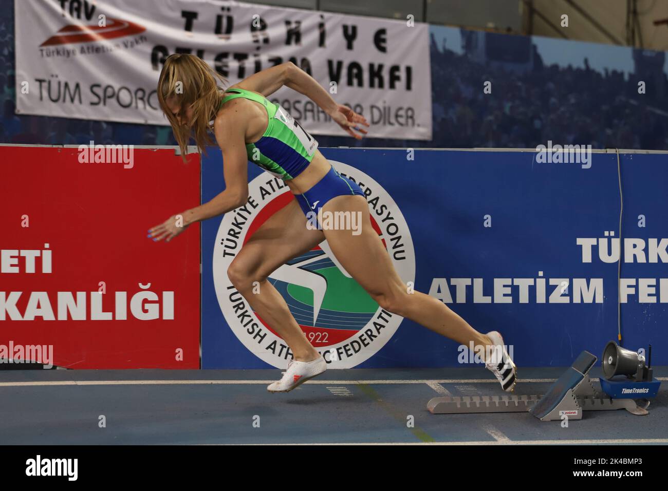 ISTANBUL, TÜRKEI - 05. MÄRZ 2022: Anita Horvat läuft während der Balkan Athletics Indoor Championships in der Atakoy Athletics Arena Stockfoto