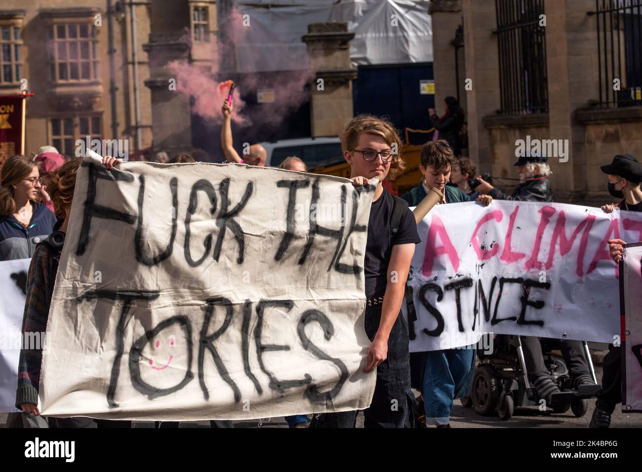 Oxford, Großbritannien. 1.. Oktober 2022. Oxford Enough ist genug märz nach der Kundgebung, eine von vielen, die innerhalb Großbritanniens stattfinden. „Enough is Enough“ wurde von einer Koalition aus Organisationen und Abgeordneten ins Leben gerufen. Sie stellten fünf Forderungen. Eine reale Lohnerhöhung für die Arbeitnehmer, Kürzung der Energiekosten, Beendigung der Lebensmittelarmut, Gewährleistung menschenwürdiger Häuser für alle und Besteuerung der Reichen durch Vermögen. Kredit: Stephen Bell/Alamy Live Nachrichten Stockfoto