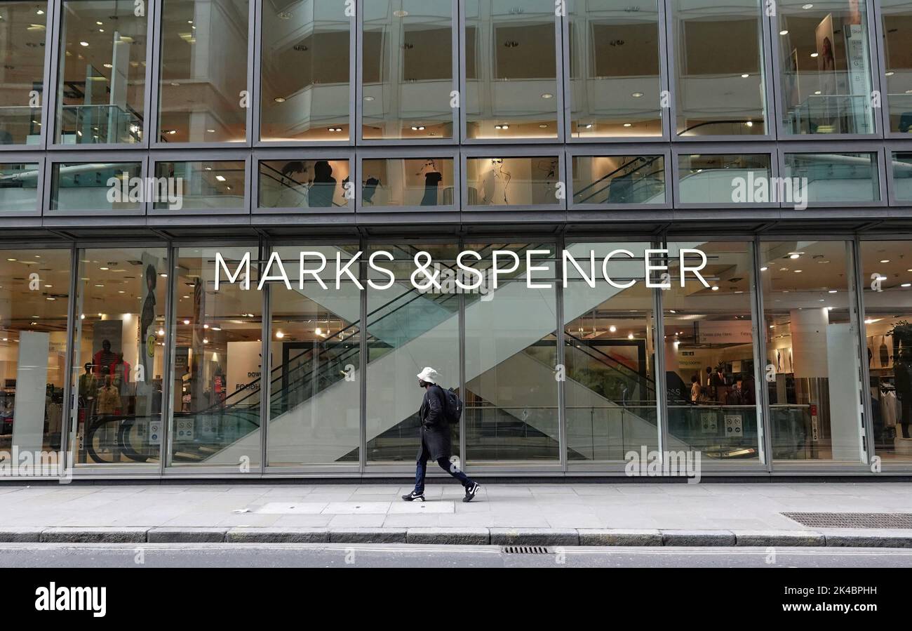 Eine Person, die vor dem Marks and Spencer-Geschäft in der Fenchurch Street läuft Stockfoto