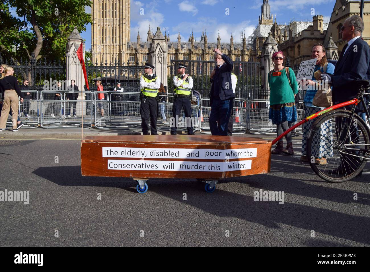 London, Großbritannien. 1.. Oktober 2022. Einfach Öl stoppen und aussterben Rebellion-Demonstranten blockieren den Parliament Square. Der marsch war Teil der Proteste von Enough is Enough, bei denen verschiedene Gruppen zusammenkamen, um gegen die Lebenshaltungskrise, die steigenden Energiekosten, den Klimawandel und die Tory-Regierung zu protestieren und sich solidarisch mit den anhaltenden Streiks um das Vereinigte Königreich zu zeigen. Kredit: Vuk Valcic/Alamy Live Nachrichten Stockfoto