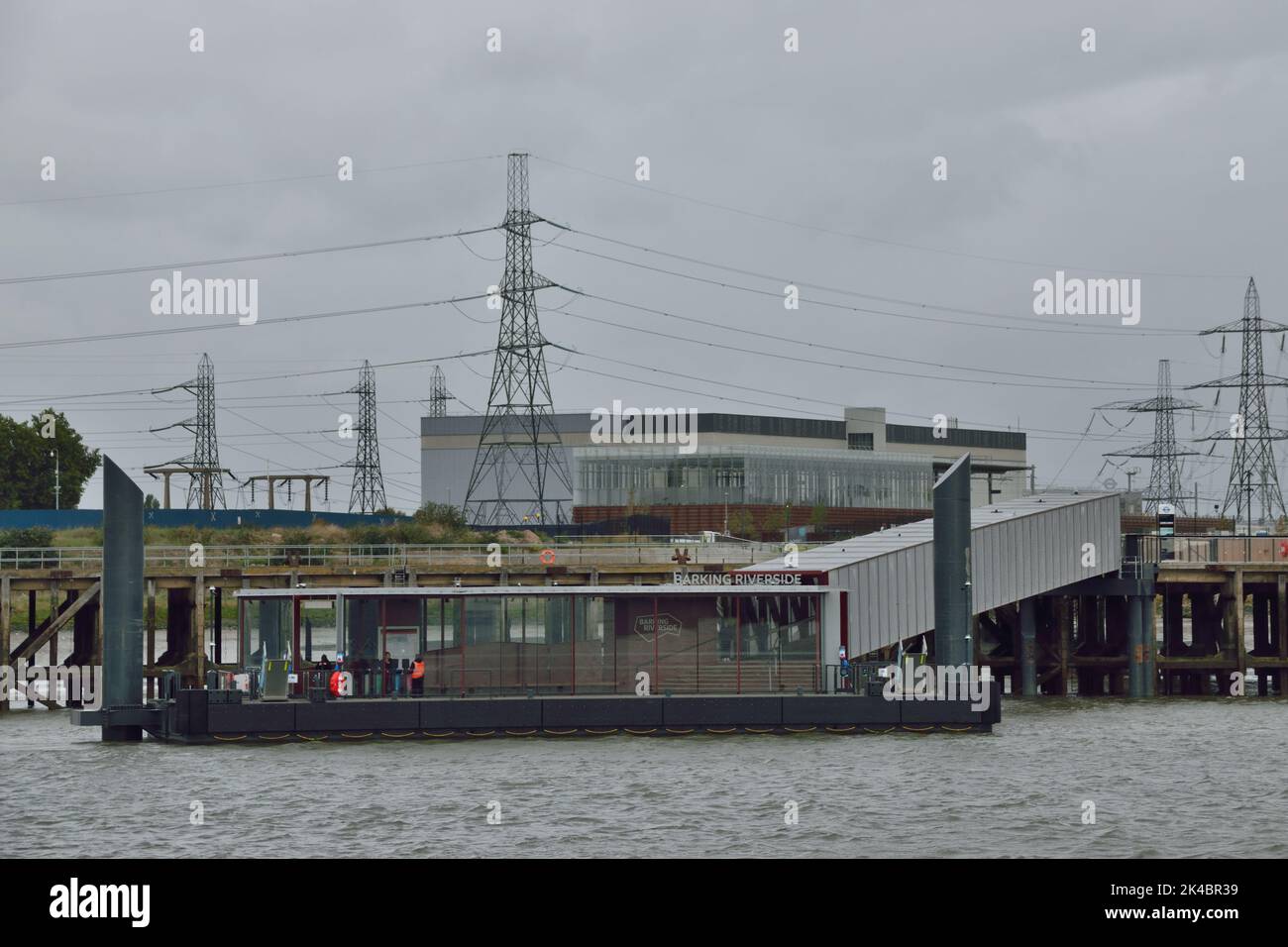 Blick auf den Barking Riverside River Bus Pier mit der TfL Overground Station im Hintergrund Stockfoto