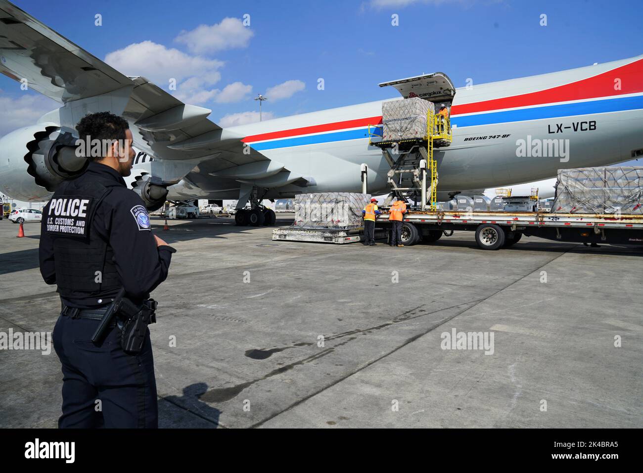 Ein Offizier des CBP-Außendienstbüros überwacht die Lieferung von persönlicher Schutzausrüstung (PSA), die aus China auf dem O'Hare International Airport in Chicago, Ill, angekommen ist., 8. April 2020 Foto von Alexis Hall, FEMA REGION V Stockfoto