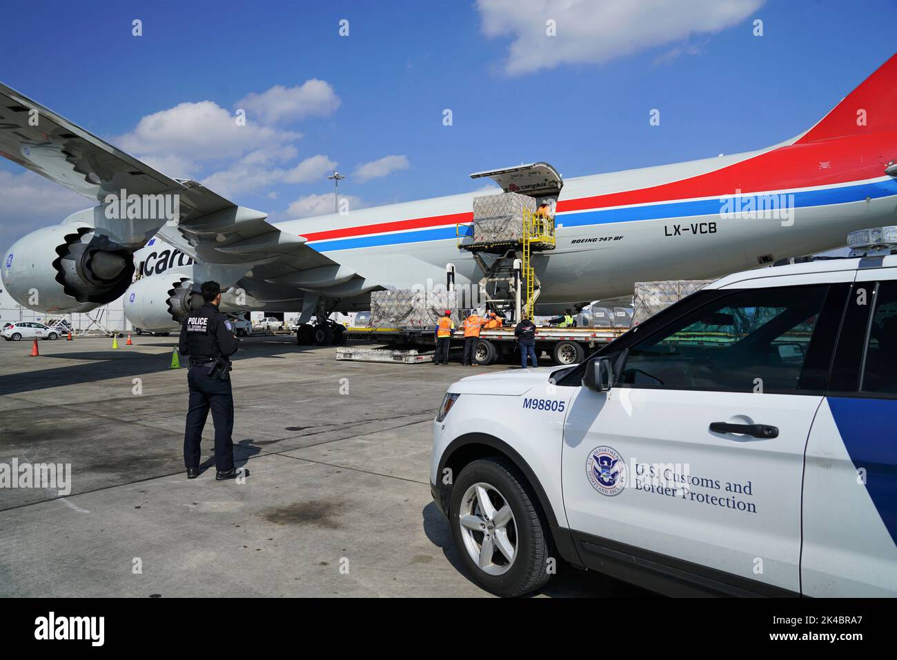 Ein Offizier des CBP-Außendienstbüros überwacht die Lieferung von persönlicher Schutzausrüstung (PSA), die aus China auf dem O'Hare International Airport in Chicago, Ill, angekommen ist., 8. April 2020 Foto von Alexis Hall, FEMA REGION V Stockfoto