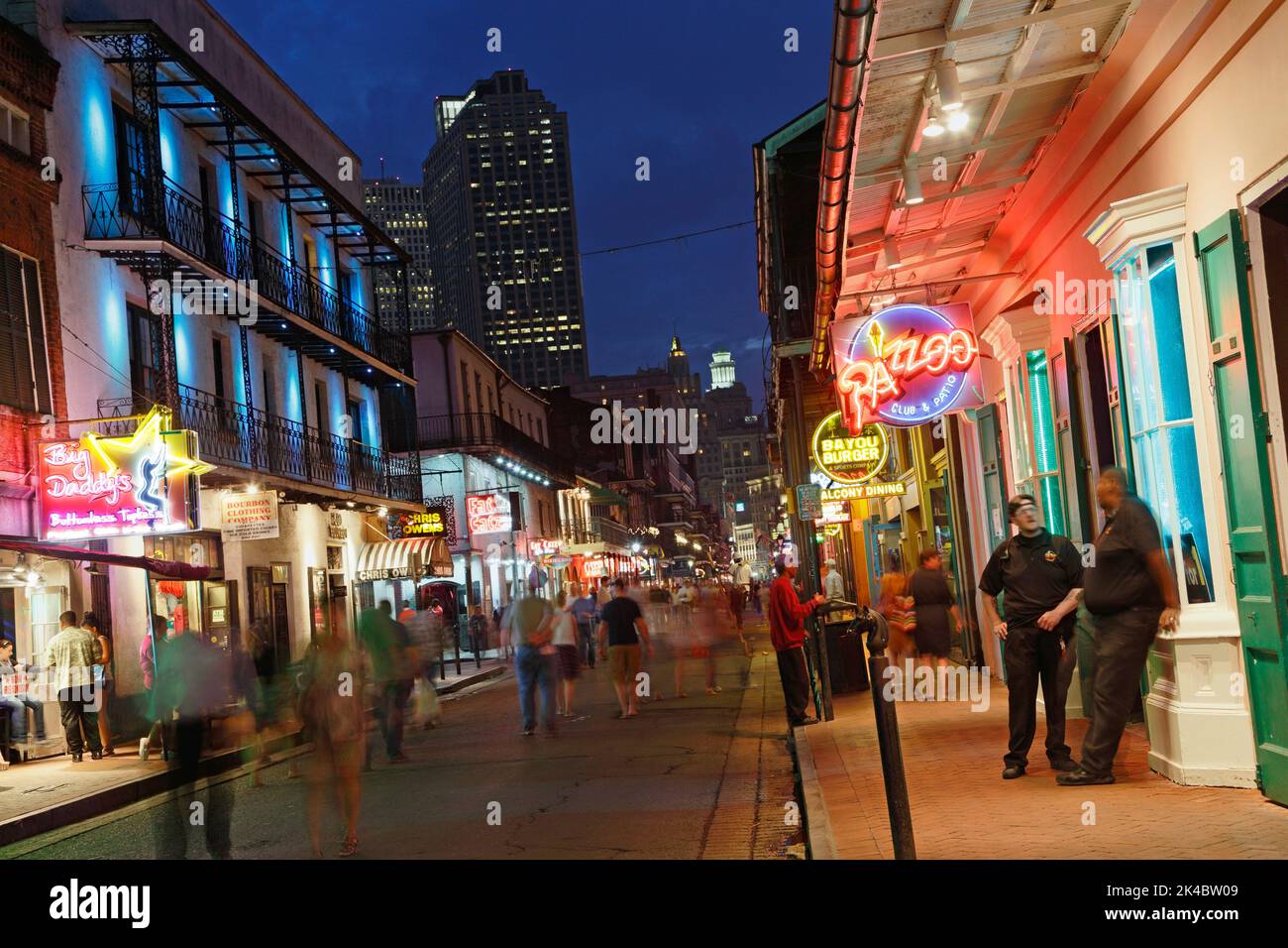 Leute, die nachts in Bars und Clubs auf der Bourbon Street in New Orleans stöbern. Stockfoto