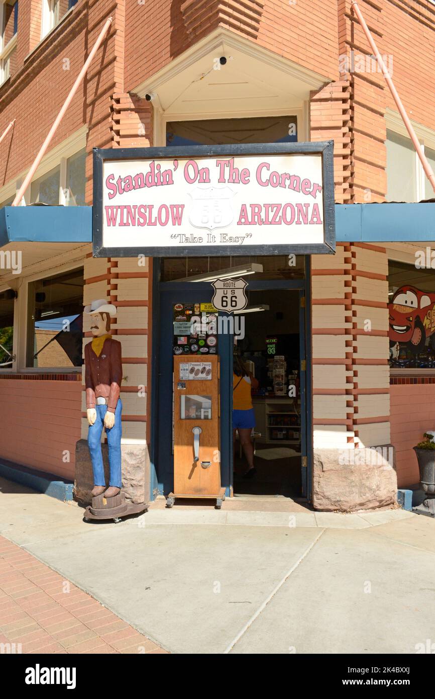 Deckenschild vor dem Geschenkeladen an der Ecke in Winslow, Arizona Stockfoto